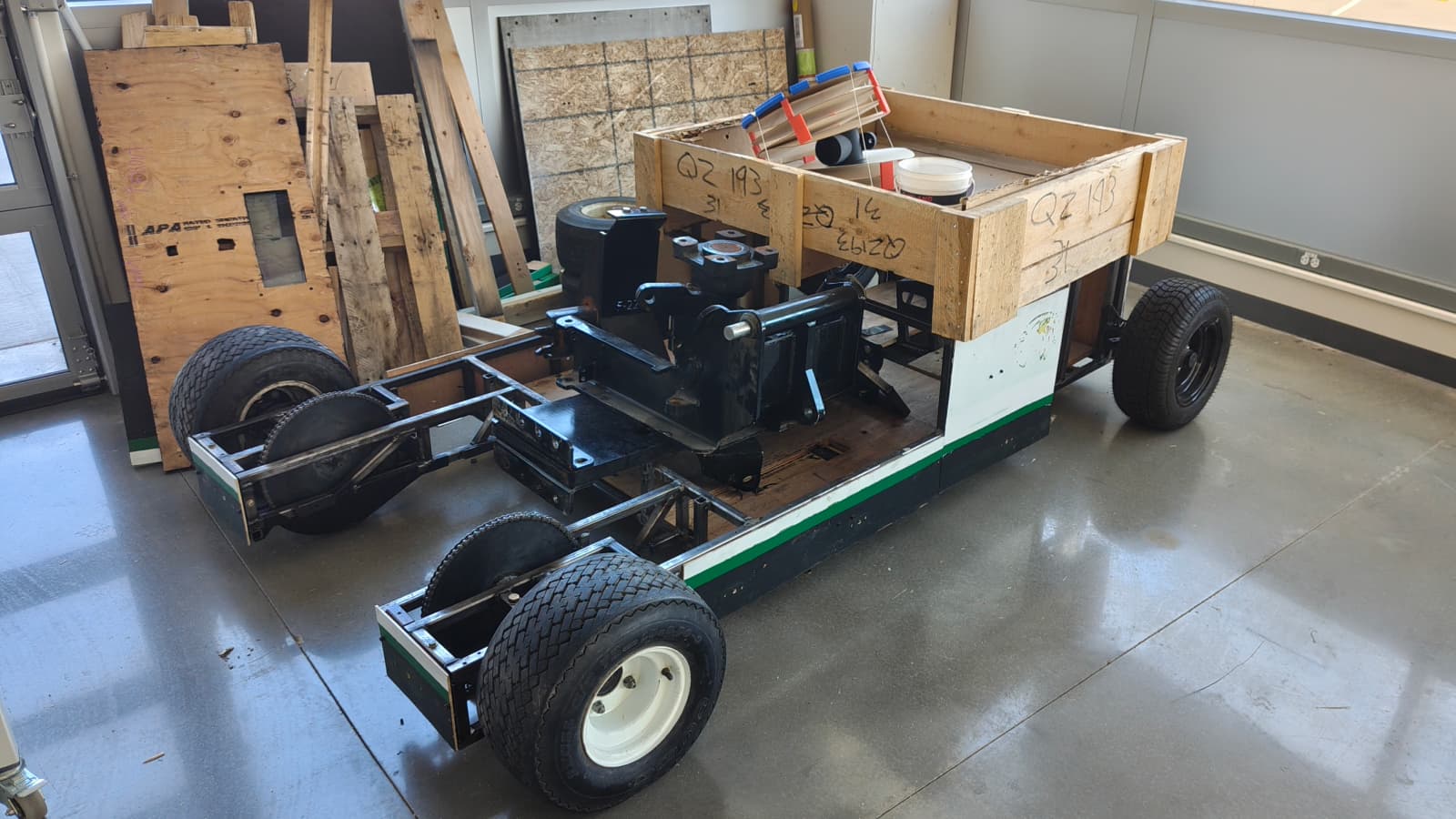 The old etug v2.0 ready for the dump after we ransacked it for parts. As you can see we managed to get the old F-22 mount on top with quite a struggle. You can tell by the brand new chip in the floor between the front tires.